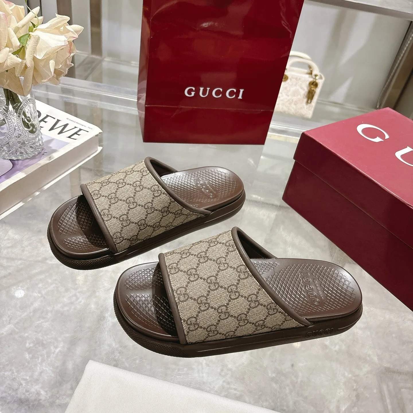p400🐮🐮New summer men's slip-on slippers. Inspired by the summer spirit and beach clubs of the Italian coast, this piece is part of Gucci Lido. The Pre-Fall collection reinterprets the brand's signature elements and sophisticated patterns in a contemporary way. Made from black rubber, these flat sandals feature a slip-on design that reinterprets the brand's distinctive green and red web design. GG Classic Upper Men's Molded Rubber Footbed Gucci Logo Flat Made in Italy Size: Men's 40 to 47,
